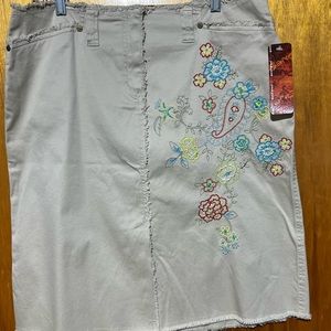 NWT Jones Wear Jeans Lightweight Embroidered Skirt Size 12